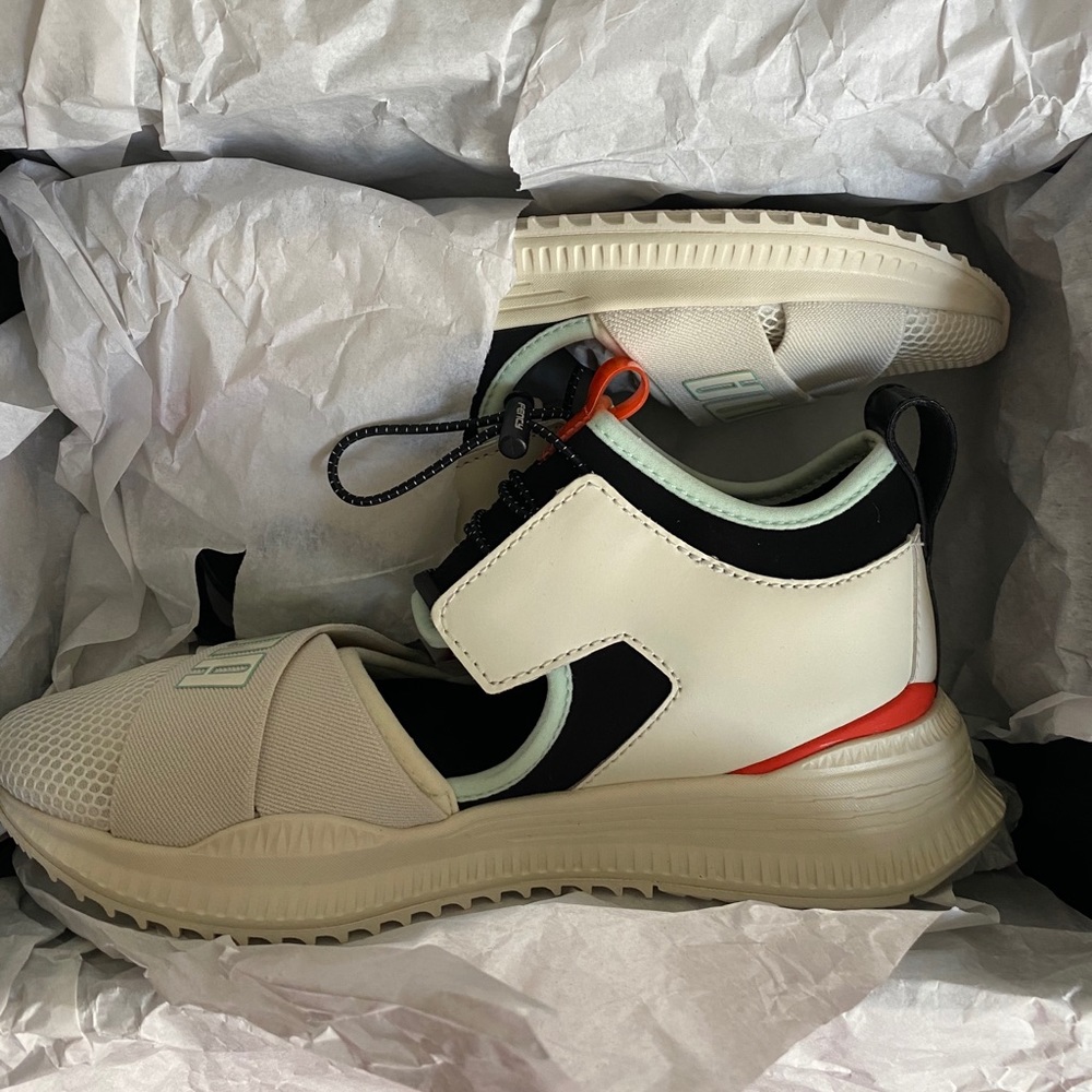 (NWOT) FENTY X PUMA SNEAKER